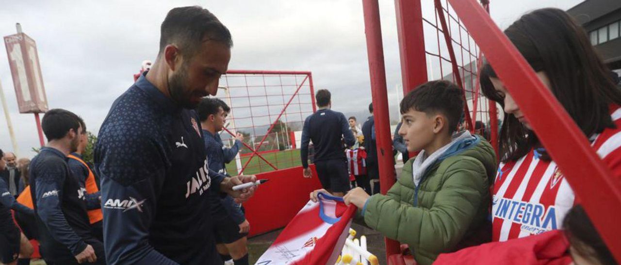 Cali Izquierdoz firma una camiseta a un aficionado. | Luisma Murias