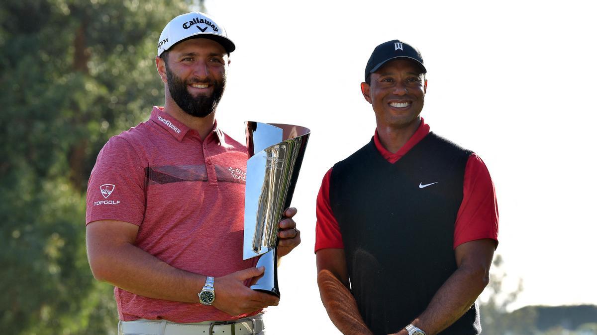 Jon Rahm posa junto a Tiger Woods con el trofeo del torneo Genesis Invitational.