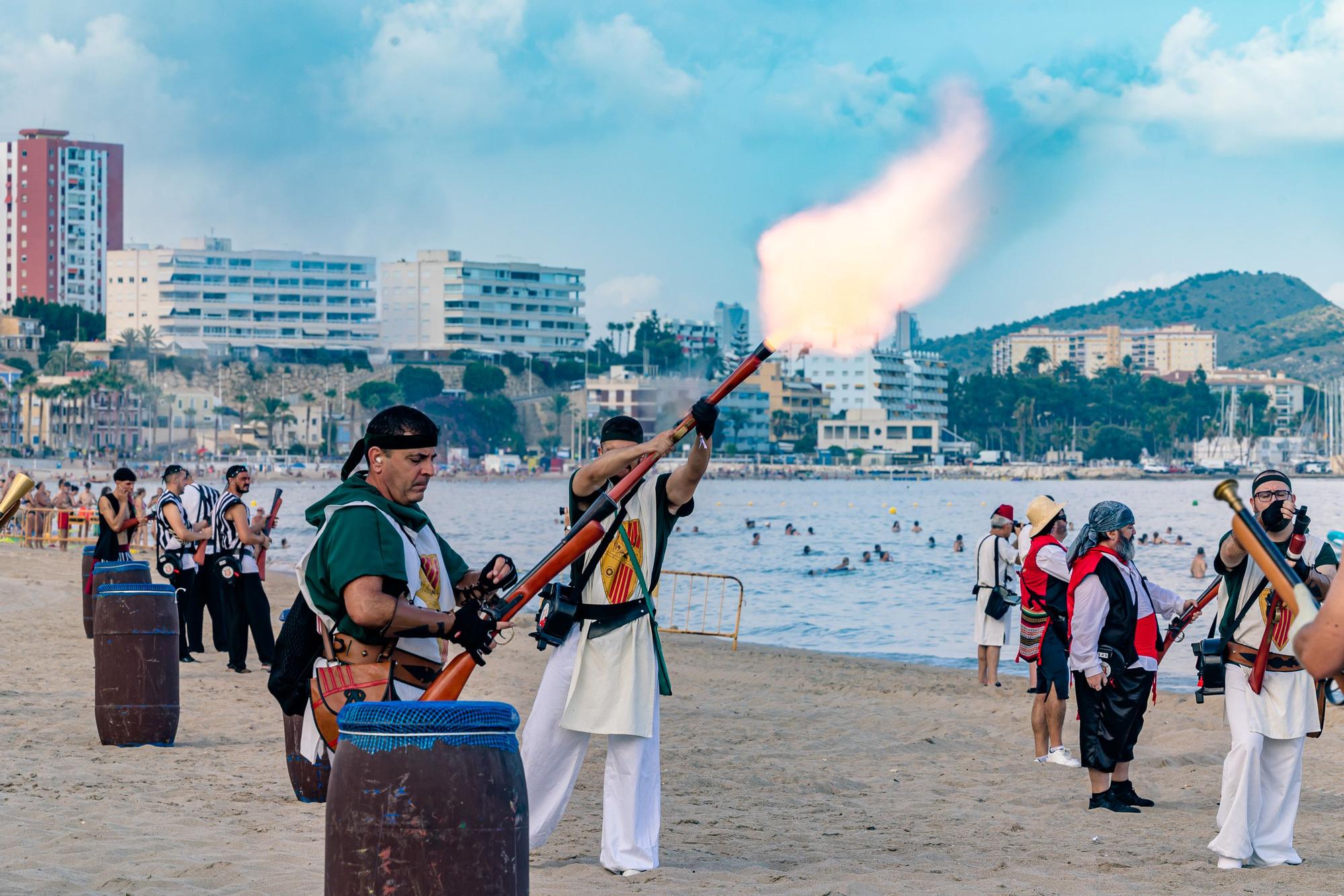 Fiestas de La Vila. Así ha sido el Alijo y la Embajada Contrabandista en la Playa.