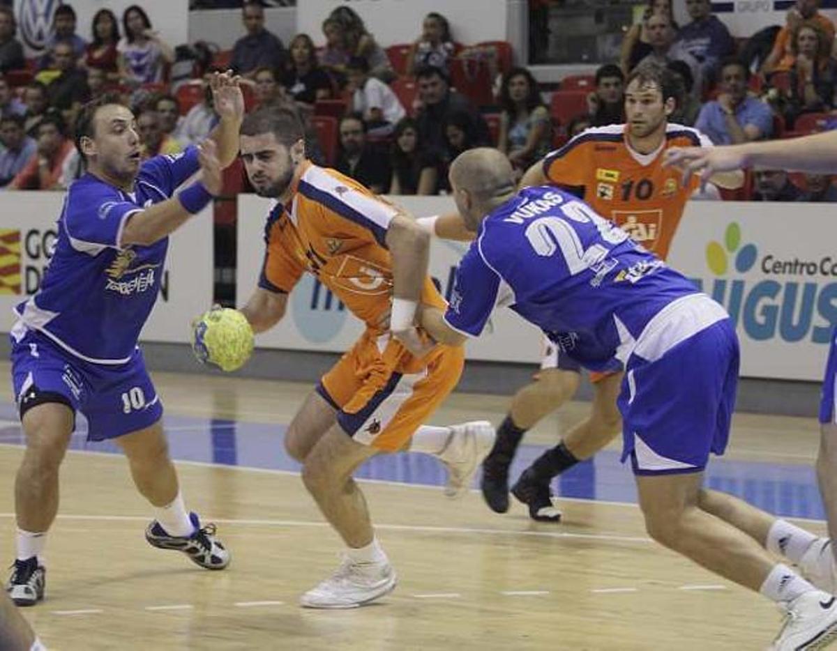 Un jugador del Torrevieja intentado un ataque ante la defensa de Vukas