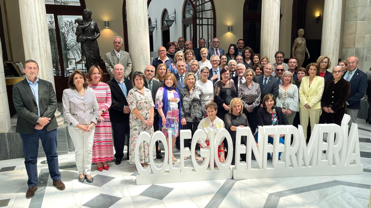 Foto de familia del homenaje a los   jubilados de Enfermería 2021