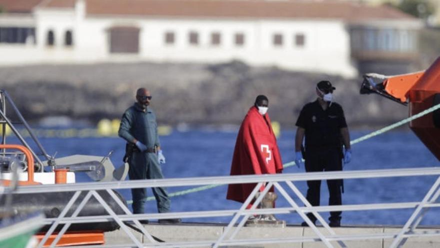 Desembarco de una patera en Los Cristianos.