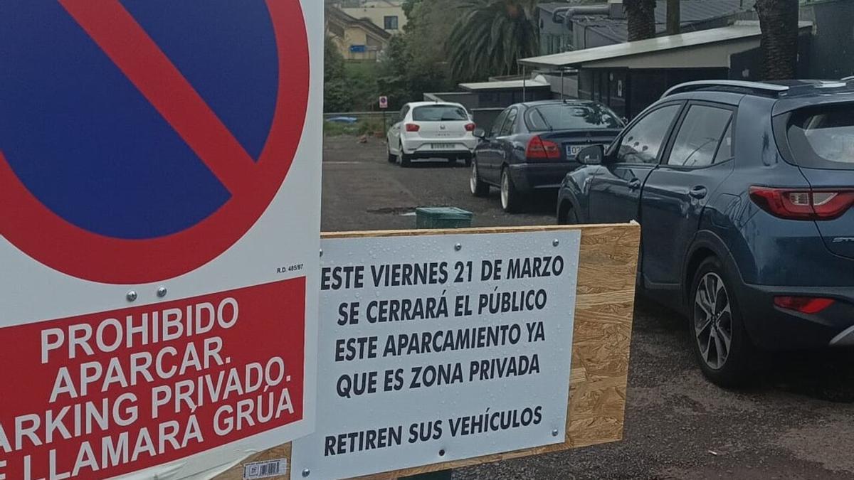 Cartelería en el aparcamiento privado cerrado
