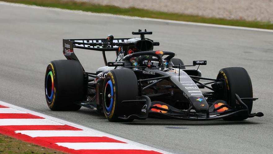 Norris estrena el McLaren en Barcelona y Mercedes asusta
