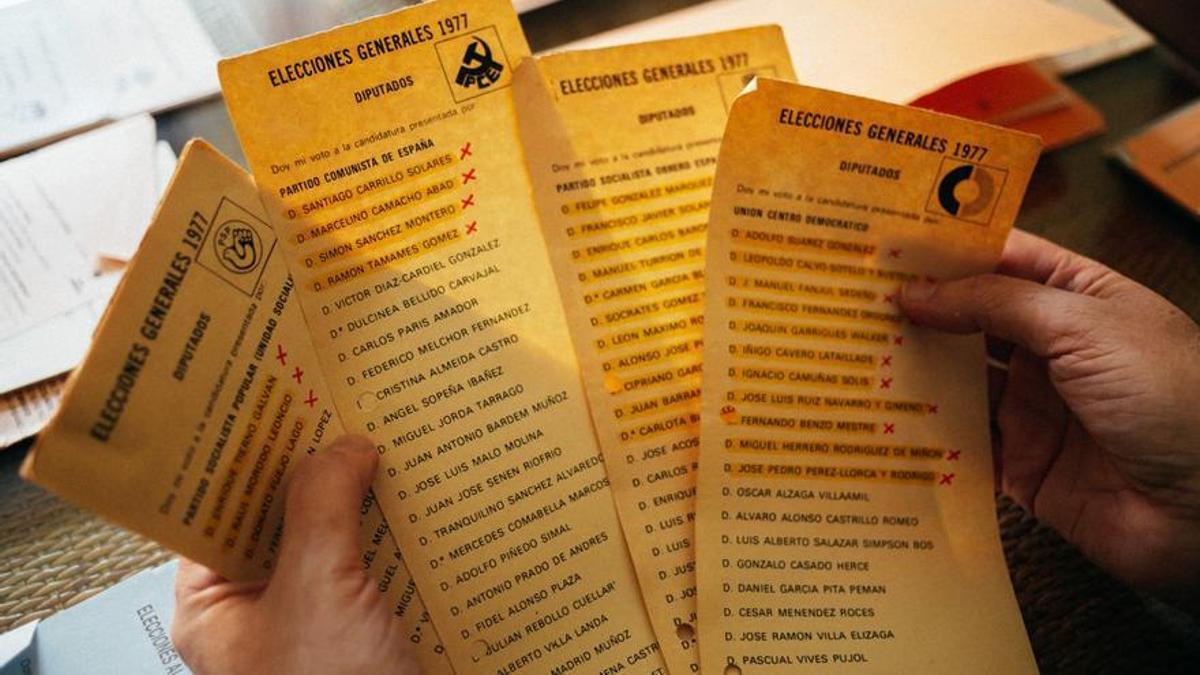 Fermín Alba Gómez muestra las papeletas de las primeras elecciones generales de la democracia, del año 1977.