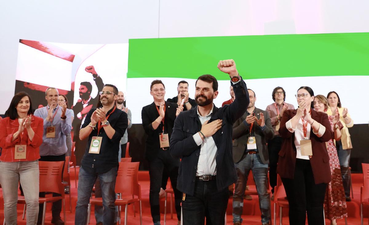 Álvaro Sánchez Cotrina, tras ser ratificado secretario general por el 16 Congreso Extraordinario Regional del PSOE. Detrás, su nueva Ejecutiva