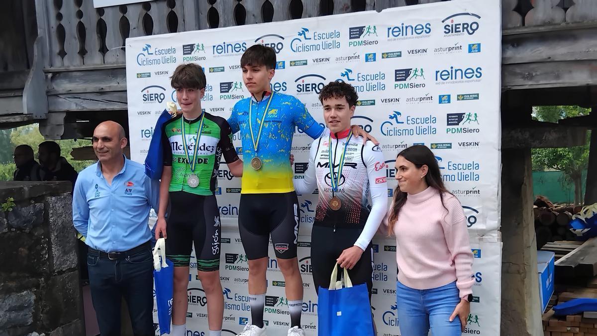 Los ganadores en el podio tras la carrera