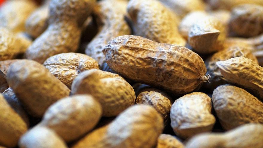 Alerta alimentaria para personas alérgicas al cacahuete: la Aesan pide no consumir este edulcorante