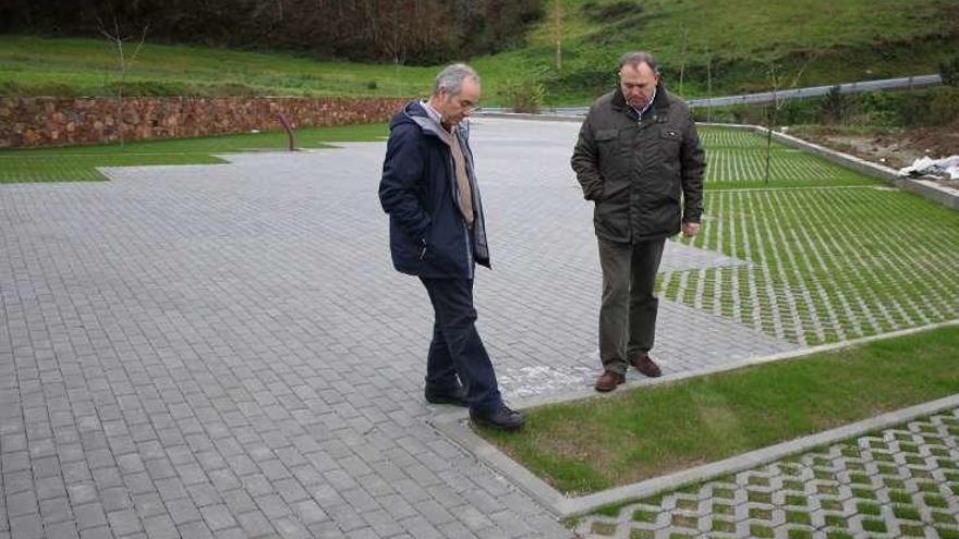 El concejal de Obras y el alcalde (derecha), en la nueva plaza.