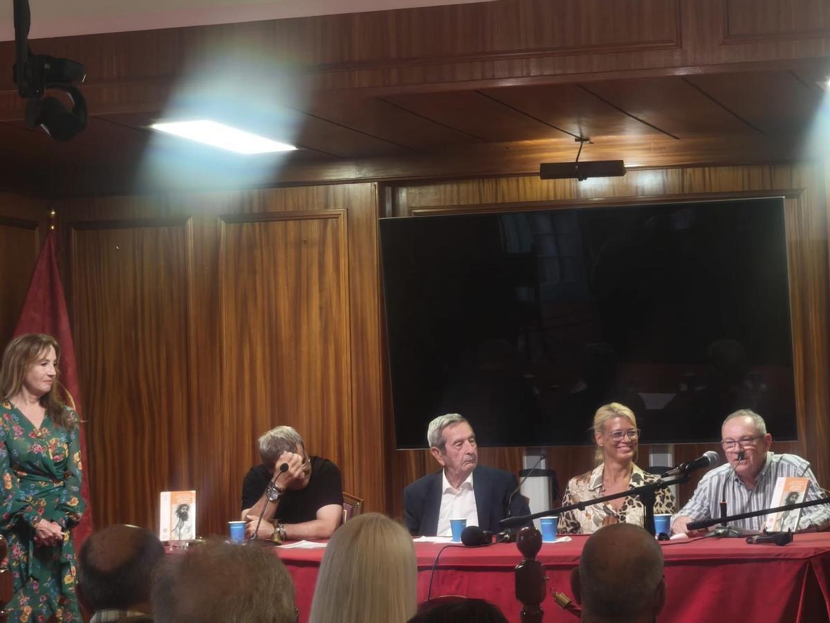 Instante durante la presentación de la biografía en honor al artista grancanario Julio Viera, el pasado martes.