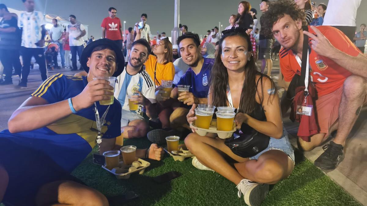 Flor disfruta de unas cervezas con sus amigos en el FIFA Fan Festival de Doha, en Qatar.