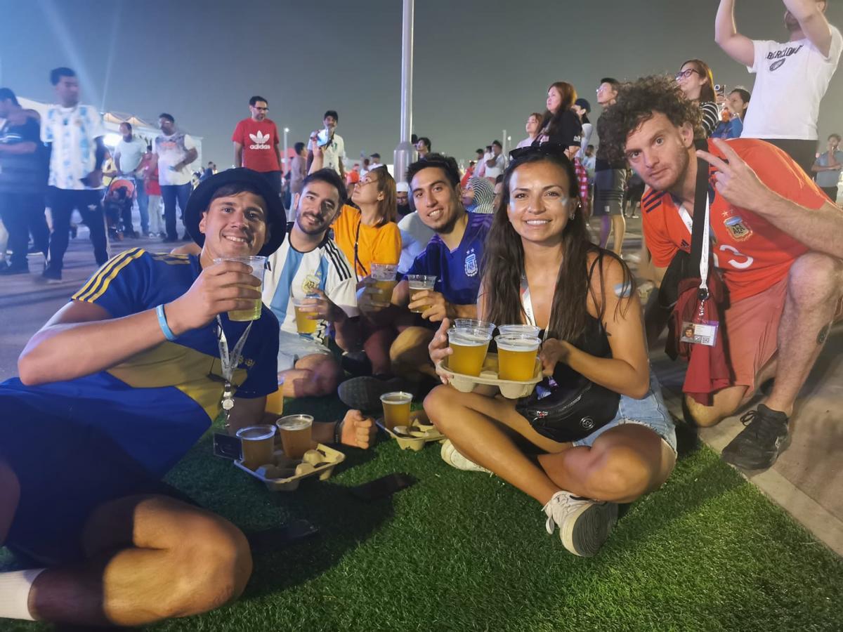 Flor disfruta de unas cervezas con sus amigos en el FIFA Fan Festival de Doha, en Qatar.