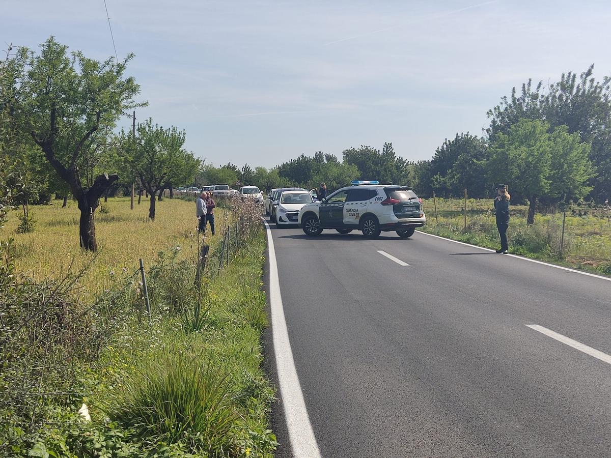 La Guardia Civil ha cortado la carretera de s'Esglaieta durante unos minutos para la lectura del manifiesto.