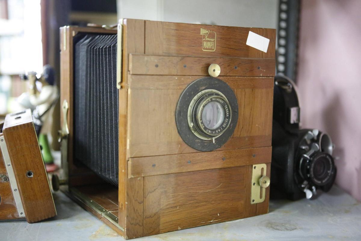 Alte Kameras, Negative, Diapositive, Kontaktabzüge und Postkarten gehören zum gewaltigen Fundus des Hauses.
