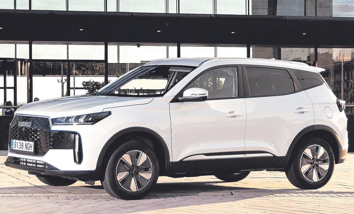 El modelo de acceso a la marca es el Ebro s400 HEV, un SUV urbano híbrido autorrecargable de 211 CV con un consumo de  5,3 litros a los 100 km y etiqueta ECO.