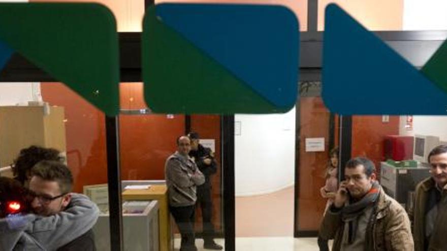 Los trabajadores se abrazan en la puerta de Ràdio 9 en Valencia. Foto: German Caballero