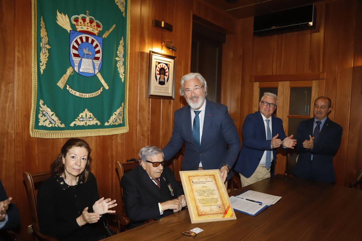 A.J.González Córdoba 10.30 Manu Larrea pasa este tema, que le gustaría hacer él mismo. La Hermandad de Veteranos de Artillería de Córdoba celebrará un homenaje a Pedro Jiménez Peláez, el artillero más antiguo de Córdoba y uno de los más antiguos de España, "un hombre que ha atravesado el siglo XX con la serenidad del soldado que conoce el valor de la disciplina, la amistad y la memoria"