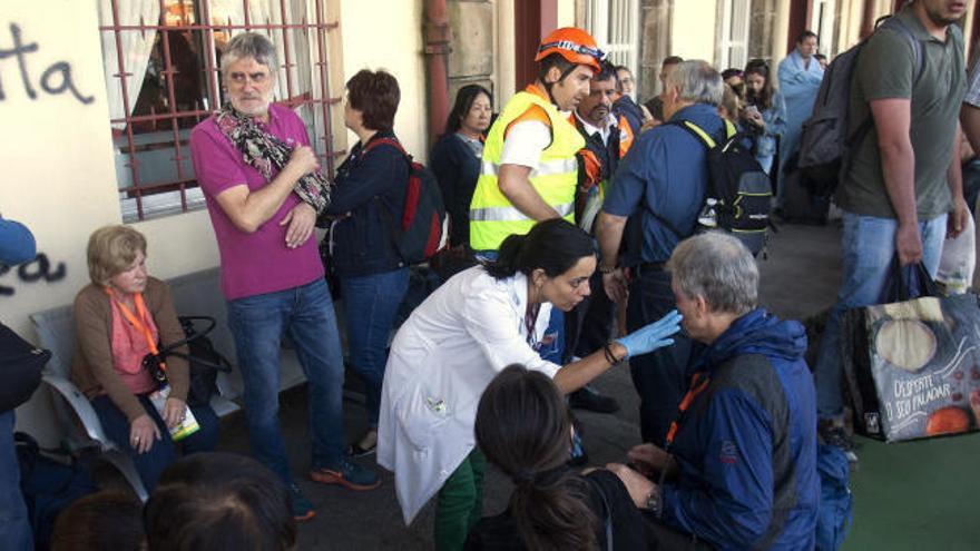 Los heridos reciben los primeros auxilios en la estación de O Porriño