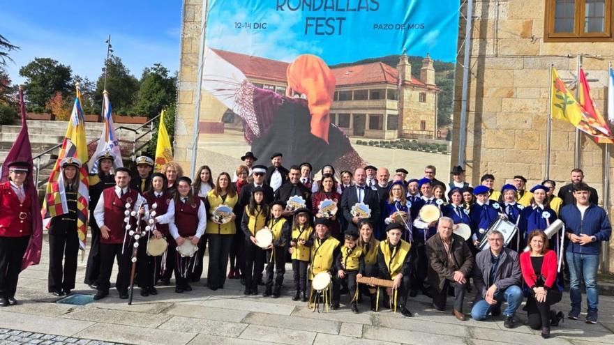 Representantes das rondallas mosenses na presentación do I Rondallas Fest.   | // D.P.
