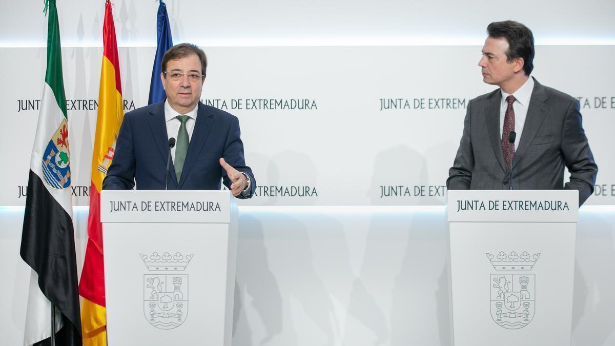 El presidente de la Junta de Extremadura, Guillermo Fernández Vara, con el consejero delegado de Enagás, Arturo Gonzalo Aizpiri, ayer.
