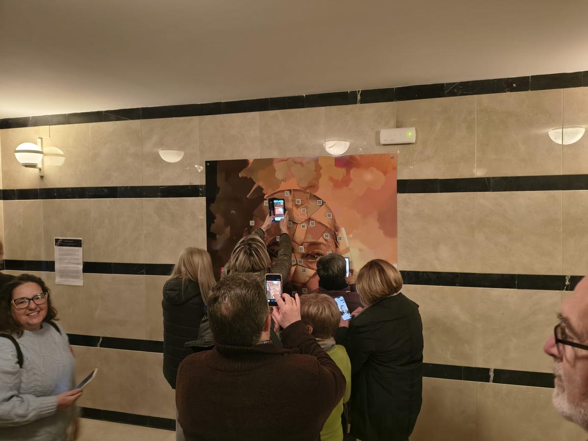 Vecinos escanean los QR del mural en Viver.