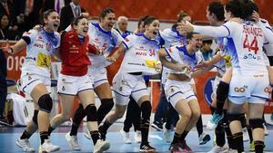 Las jugadoras de la selección española de balonmano en Japón durante la ’semi’ con Noruega.