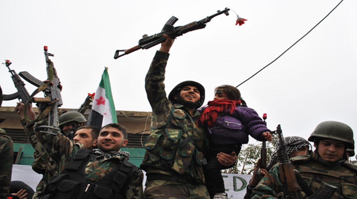 Aquestes imatges de foc mostren un atac dels rebels sirians a objectius del Govern a la localitat de Zabadani, al nord-est de Damasc, a prop de la frontera amb el Líban.