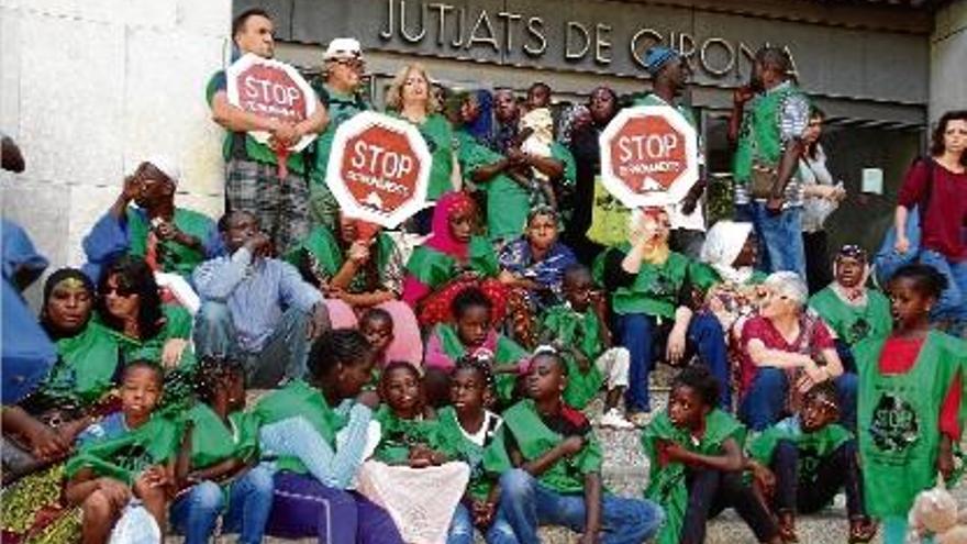 Els membres de la PAH Girona Salt protestant davant dels Jutjats de Girona.