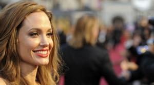 Jolie es va emocionar al parlar públicament sobre la seva mare el 2009.