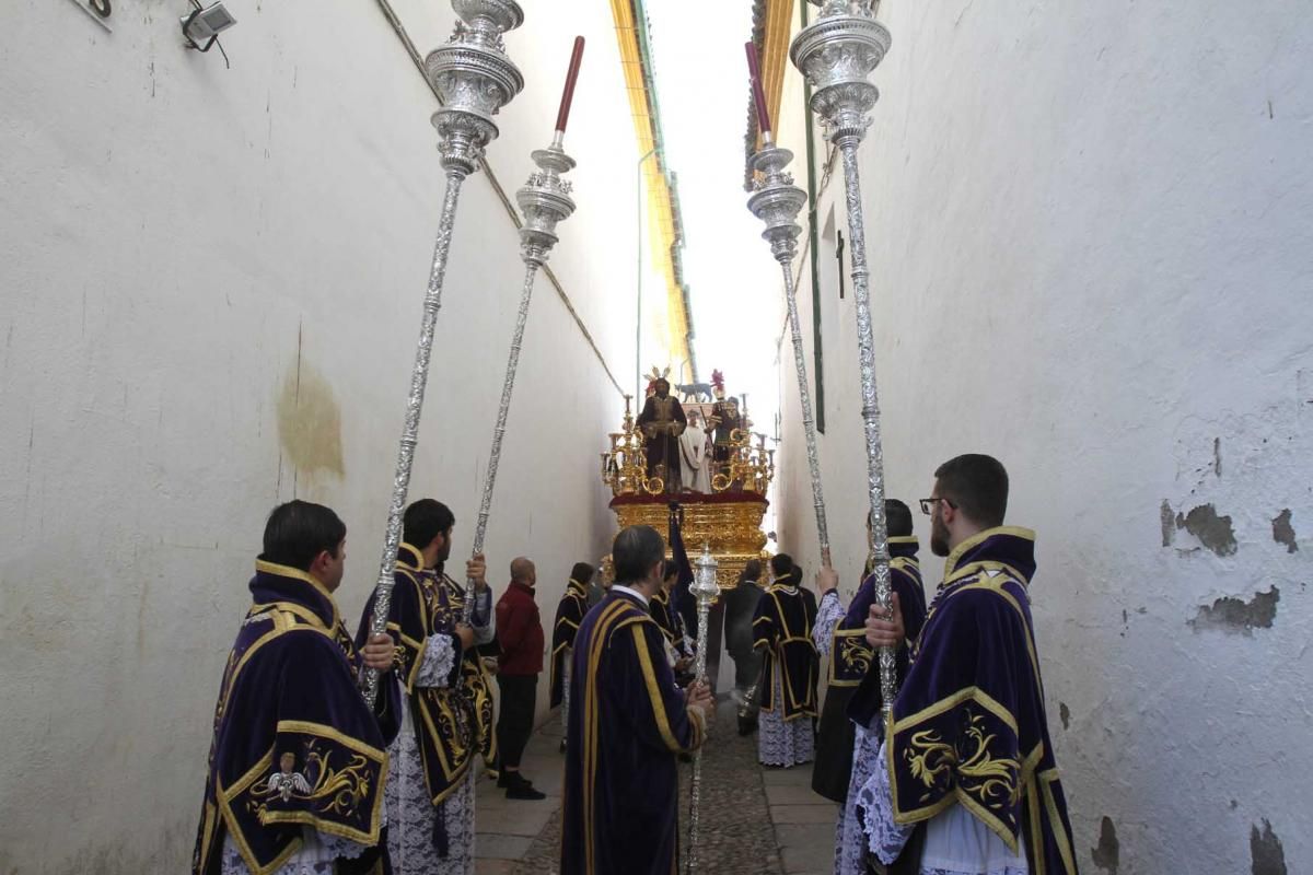 La cofradía de la Sangre enseña su caminar clásico