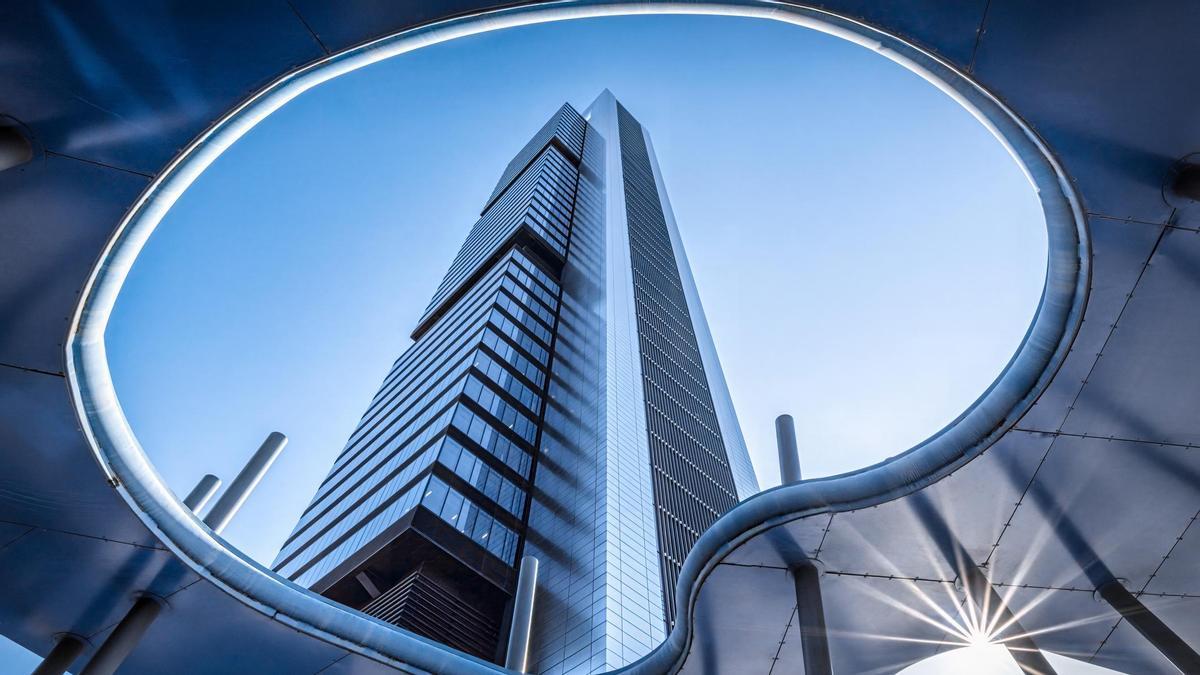 El arco triunfal de Norman Foster es una torre de casi 48 pisos en Madrid: una de las más llamativas del distrito financiero madrileño