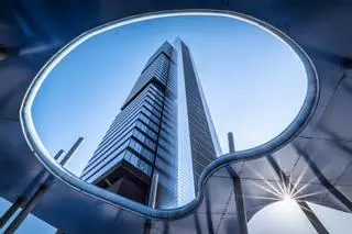 El arco triunfal de Norman Foster, arquitecto ganador del Pritzker, es una torre de casi 48 pisos en Madrid