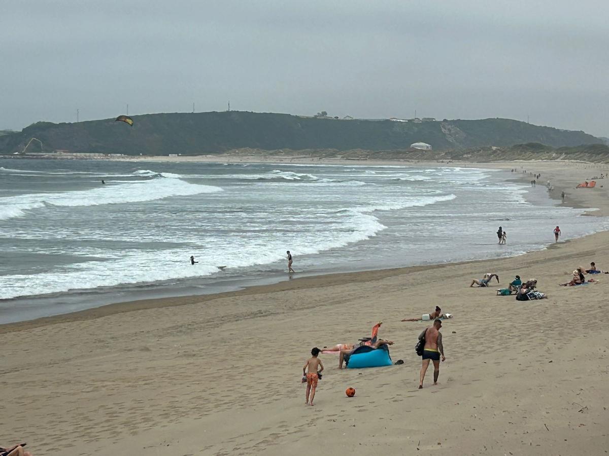 Usuarios de la playa de Salinas durante la cuarta jornada de búsqueda de Iyán Fariña.