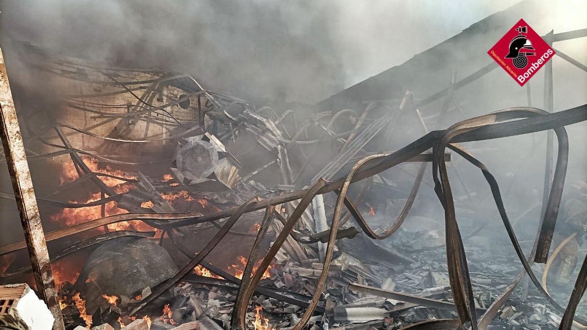 Incendio en una turronera de Xixona