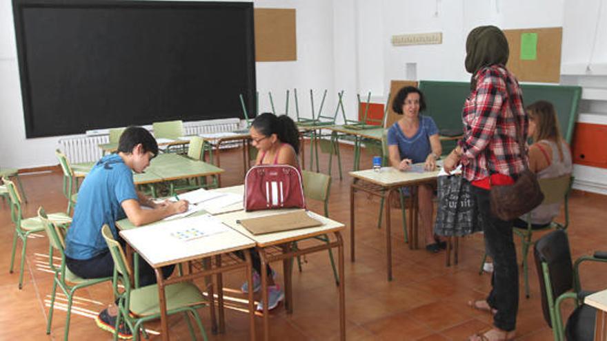 Matriculaciones en el primer curso del CEPA en el antiguo colegio de Sa Bodega.