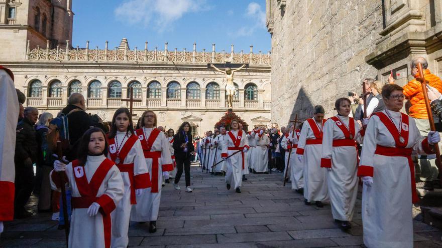 La procesión del Cristo de la Paciencia despide la Semana Santa compostelana