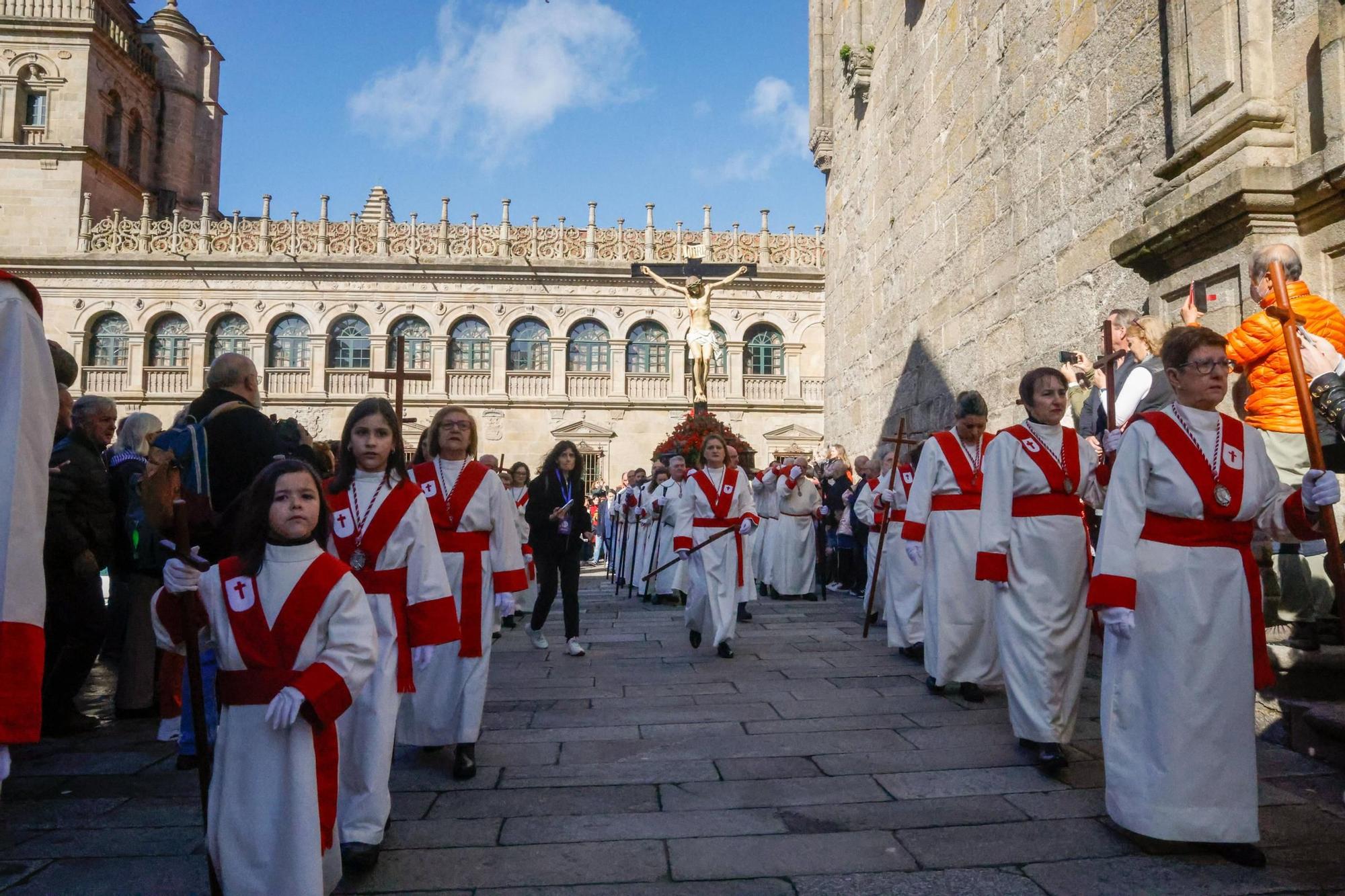 La procesión del Cristo de la Paciencia despide la Semana Santa compostelana