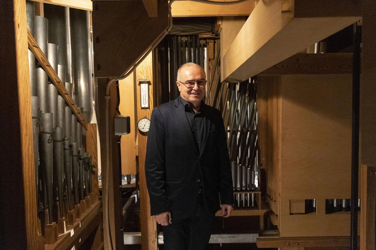 El director del Palau de la Musica, Vicent Llimerá, en las entrañas del órgano