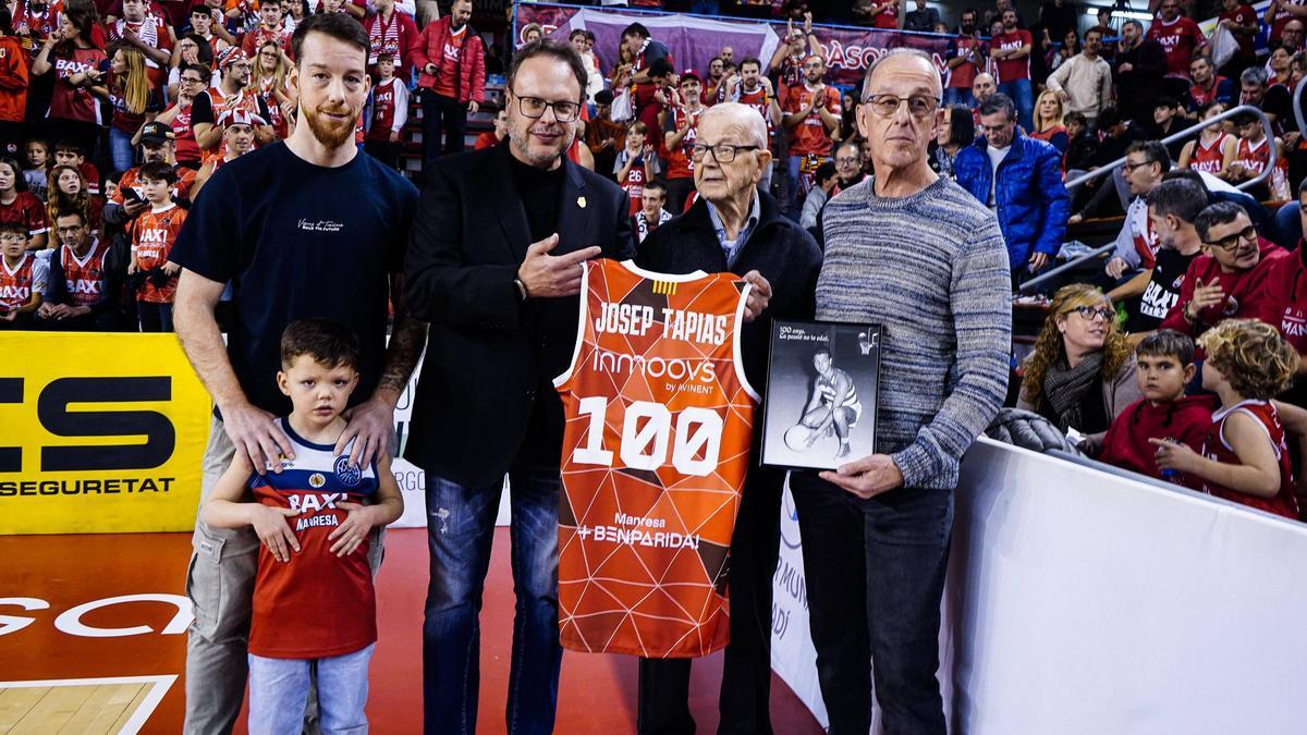 Josep Tapias Descals, amb el president, Josep Maria Herms, i amb membres de la seva família, al Congost