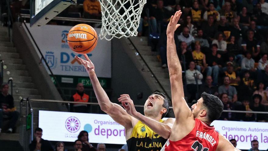 Shermadini se dispone a anotar ante Juan Fernández en el Canarias-Girona de la primera vuelta.