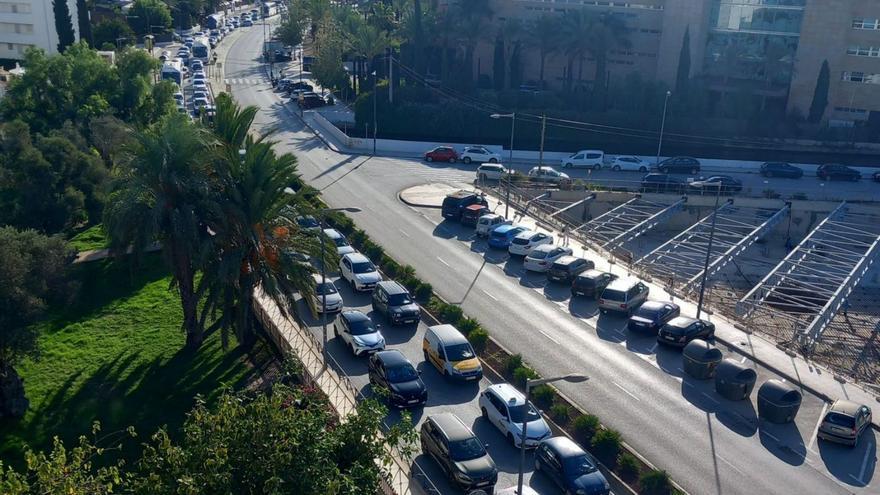 Atascos y falta de taxis por los cortes de tráfico del triatlón