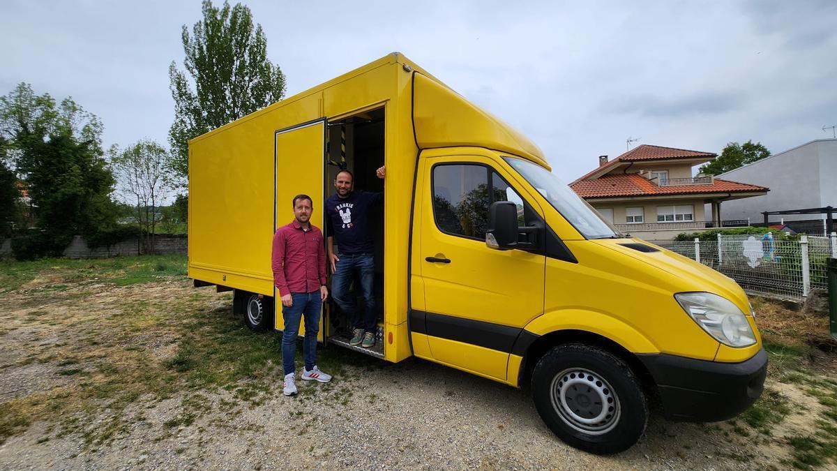 Por la izquierda,  Pelayo Melón y Diego Pastrana, con el camión que están preparando para llevar las nuevas tecnologías a todos los colegios