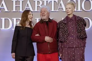 Almodóvar presenta 'La habitación del al lado' en Madrid junto a las actrices protagonistas, Julianne Moore y Tilda Swinton