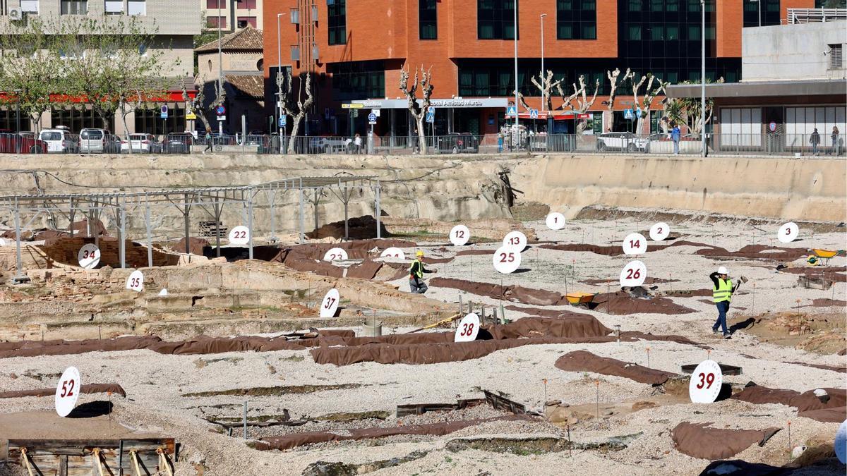 Primer día de trabajos arqueológicos en el yacimiento de San Esteban, en el centro de Murcia.