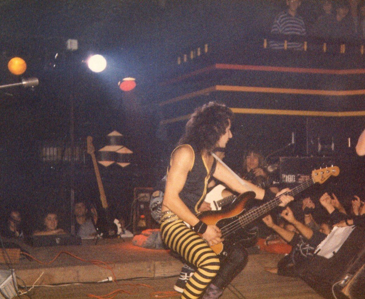 Carlos Rodal, o outro membro de Astarot que se mantén na banda desde os seus inicios, nun concerto daqueles primeiros anos.