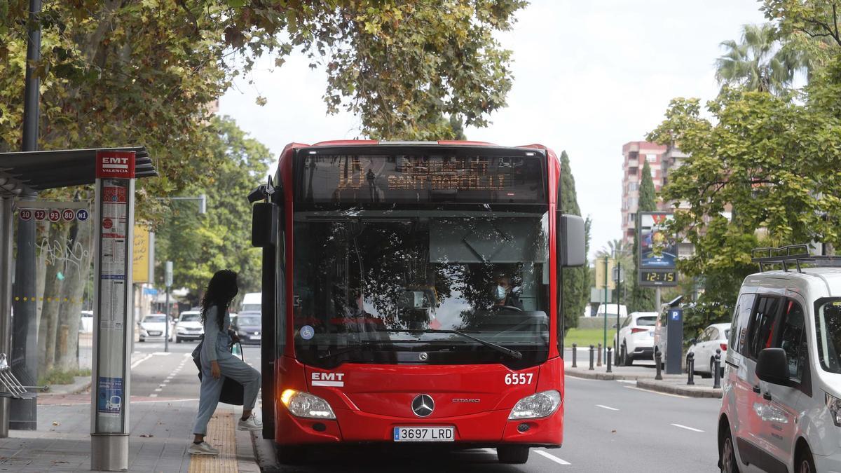 Una joven sube a un autobús de la EMT.