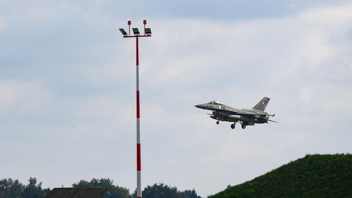 Un caza F-16 de la Fuerza Aérea polaca.