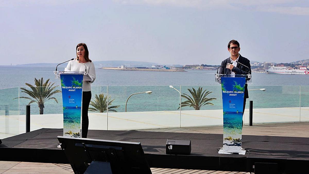 La presidenta balear y el conseller Iago Negueruela ayer durante la rueda de prensa