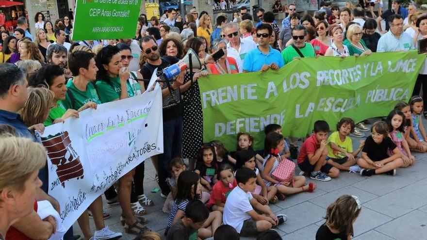 Los manifestantes entregan un escrito en el registro.