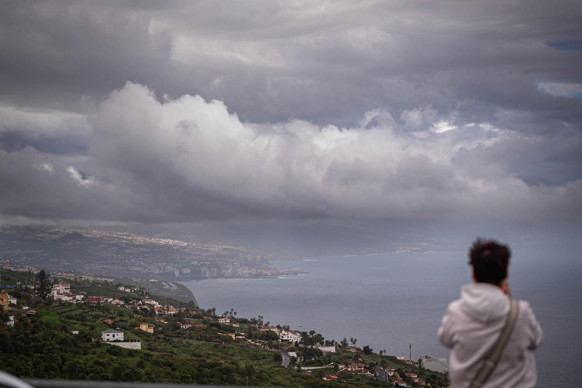 Vistas panorámicas del mal tiempo desde el Mirador de la Baranda, en El Sauzal